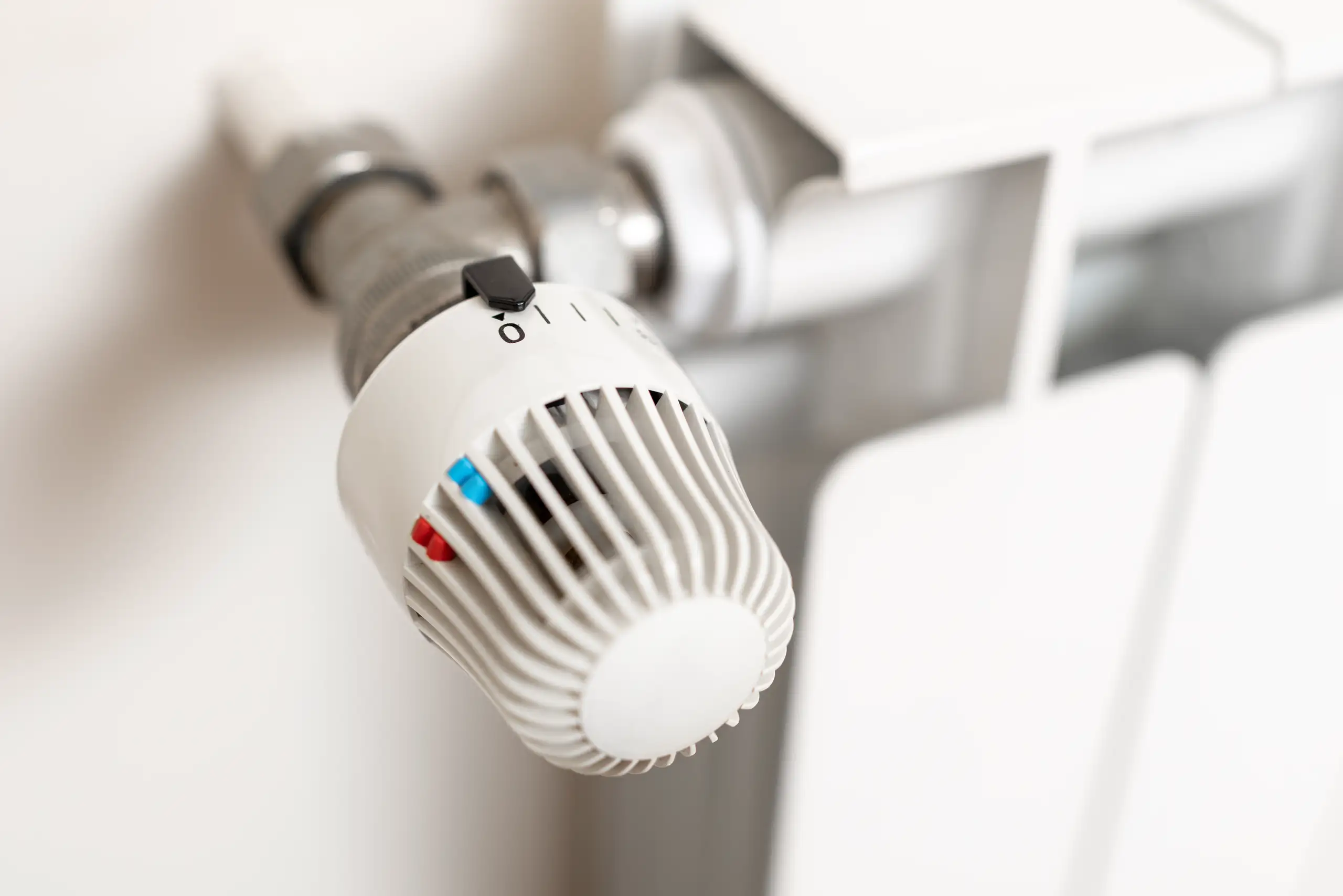 Zawór termostatyczny na grzejniku, idealny do regulacji temperatury w instalacji CO