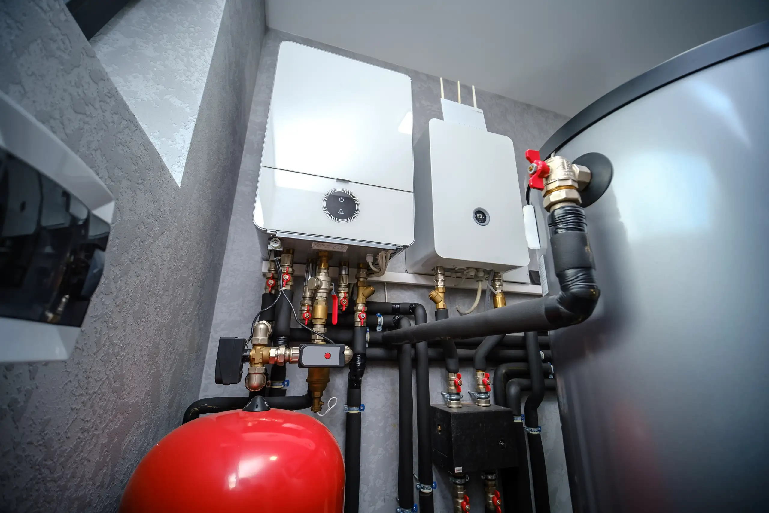 Instalacja gazowa z piecem i elementami systemu grzewczego w nowoczesnym wnętrzu