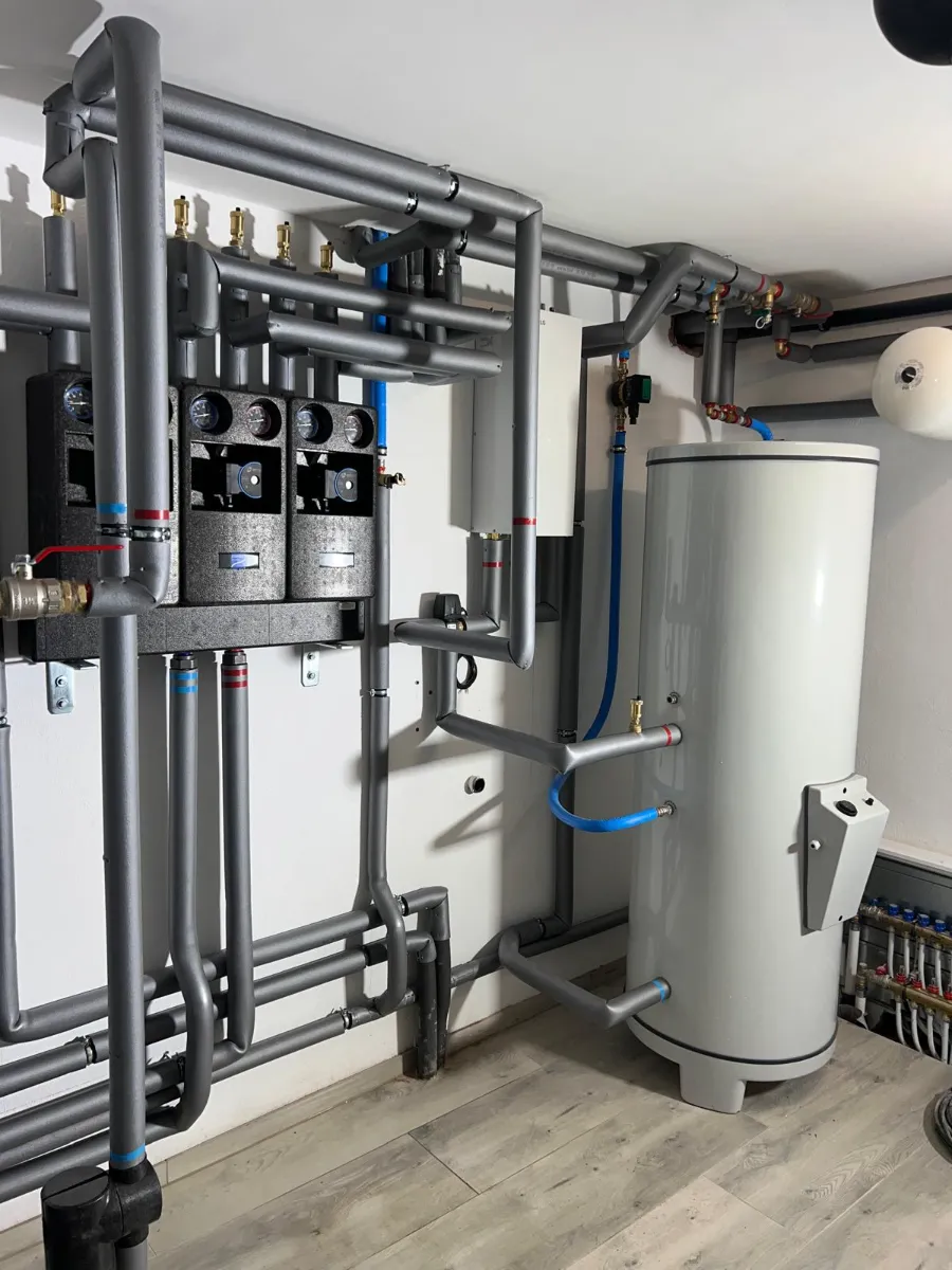 Instalacja hydrauliczna z rurami i zbiornikiem, związana z systemami grzewczymi