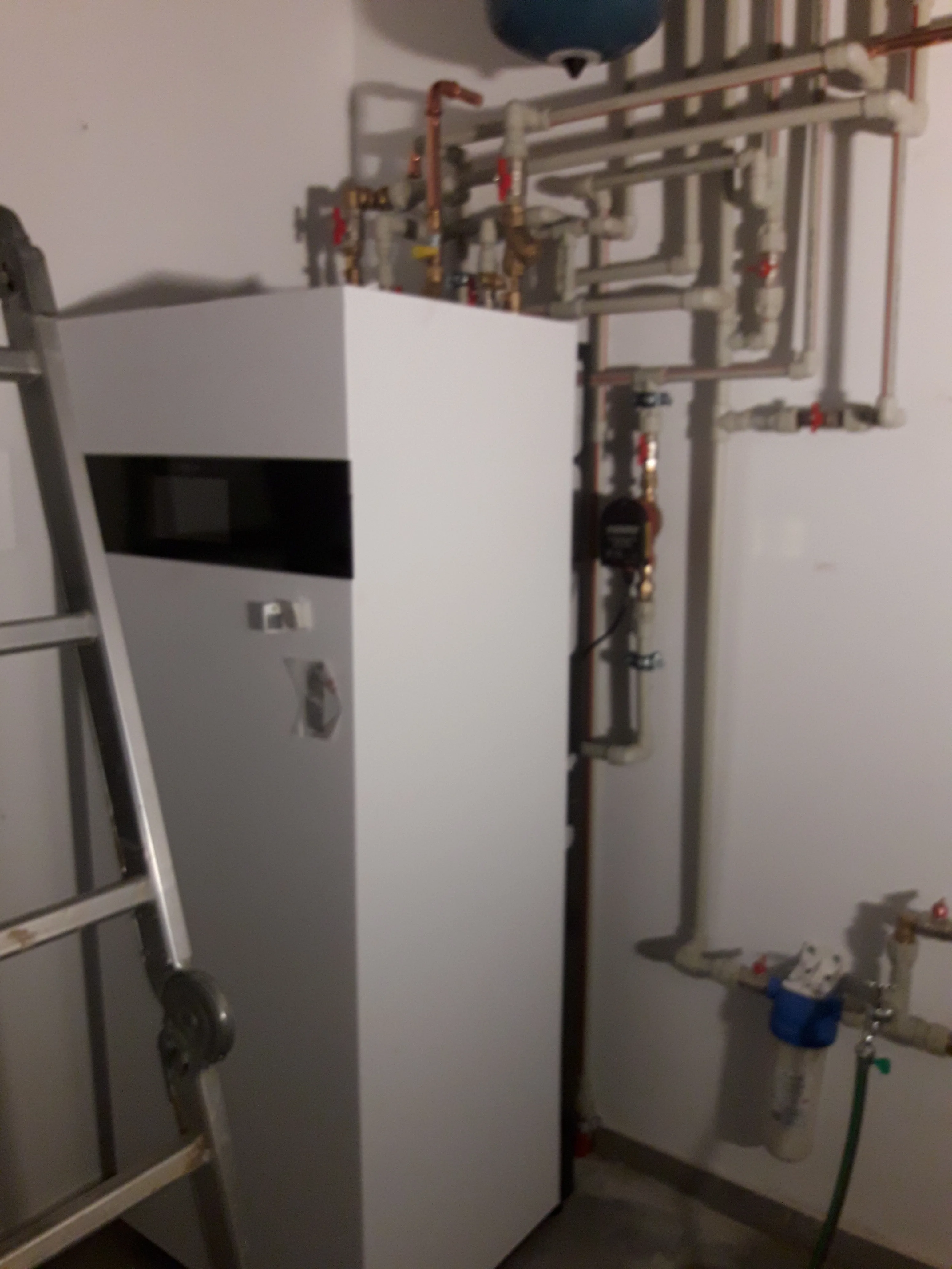 Pompa ciepła z instalacją centralnego ogrzewania i armaturi hydrauliczną