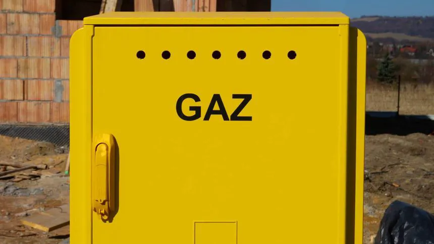 Żółta skrzynka gazowa na budowie, oznaczenie "GAZ