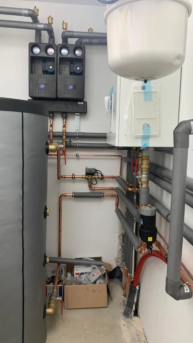 Instalacja wodno-kanalizacyjna z piecem oraz licznikiem wody w pomieszczeniu technicznym