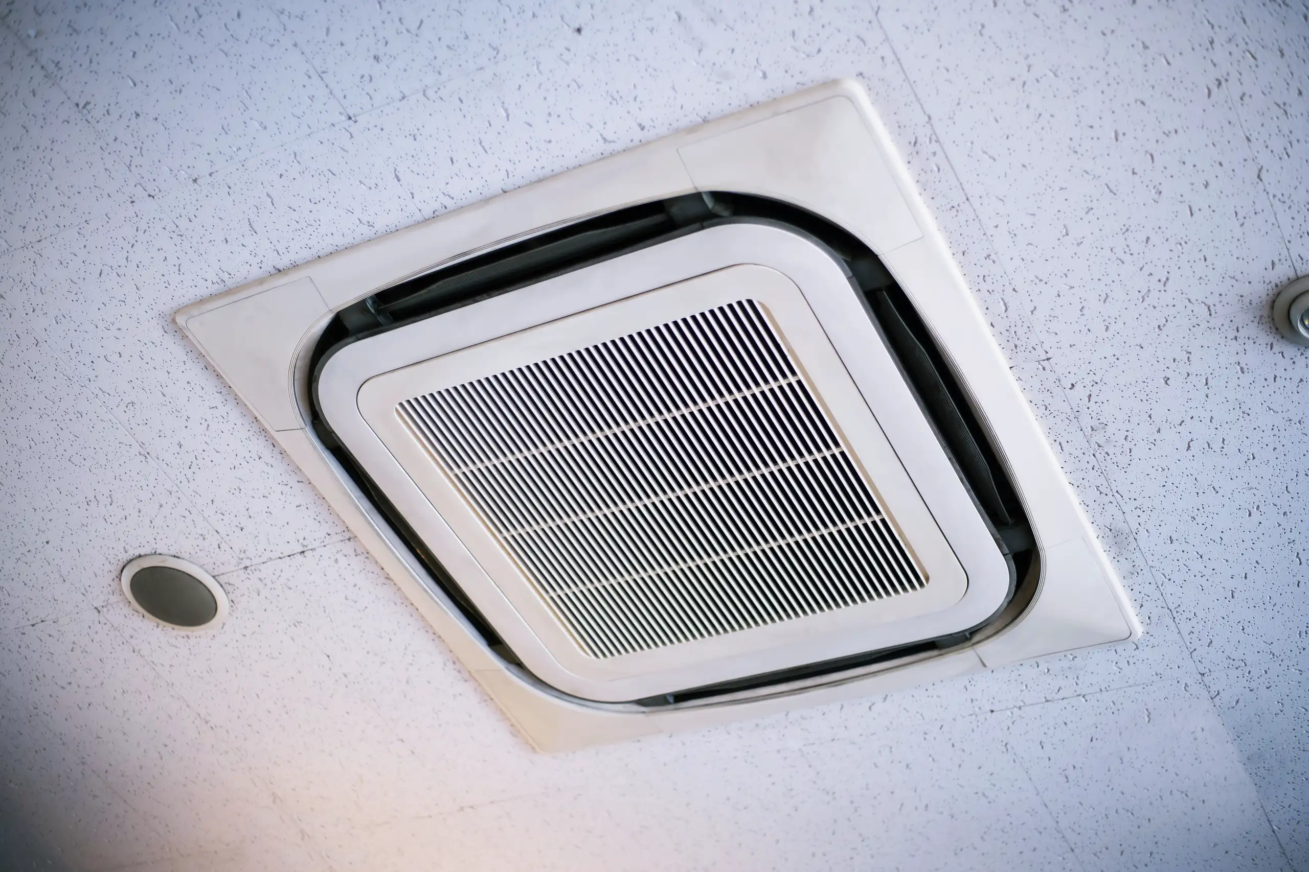 System klimatyzacji sufitowej z wentylacją, przygotowany do montażu w pomieszczeniu